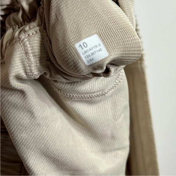 Lululemon NWT Hotty Hot High-Rise Short 2.5" Mojave Tan - Picture 9 of 10